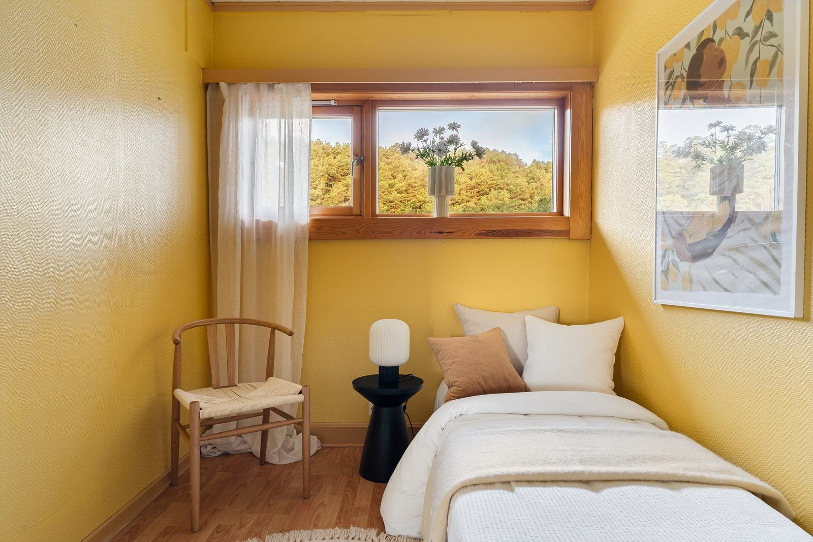 Soverom nummer to. Med flere soverom får man en fleksibel bruk, godt tilpasset familie med flere barn eller behov for kontor Galleribilde