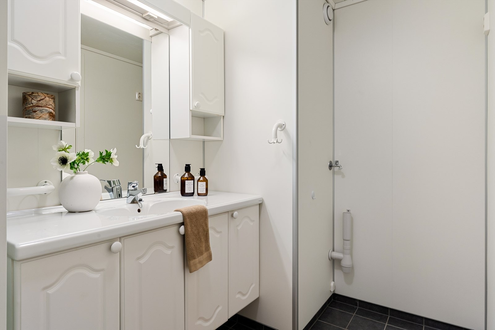 Opplegg for vaskemaskin og tørketrommel på badet. Galleribilde