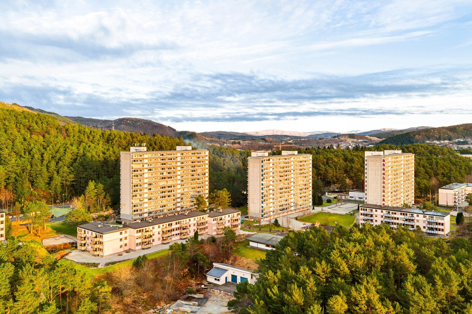 Til Haukedalen skole går det gangvei opp gjennom ved enden av blokken. Ved skolen ligger et nyere nærmiljøanlegg med ballbinge, ramper, klatrestativ Galleribilde