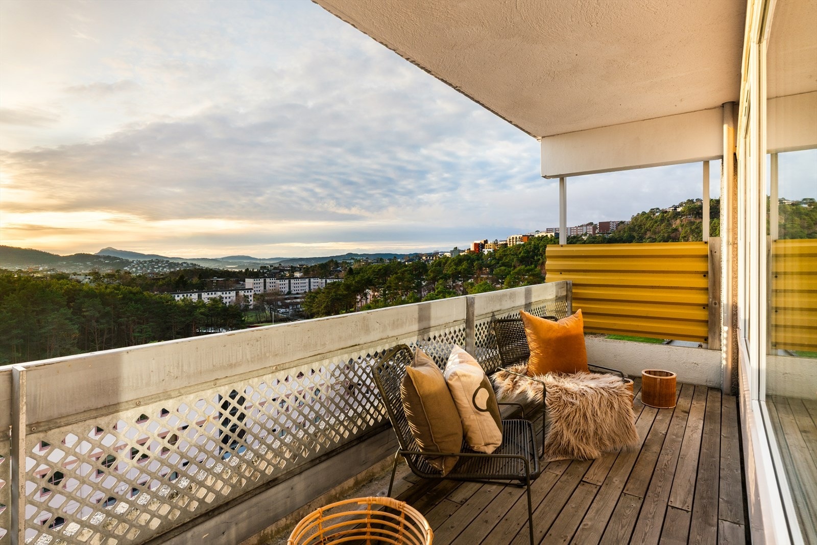 Altanen er vendt mot sør hvor en kan nyte en nydelig sol og vakker utsikt Galleribilde