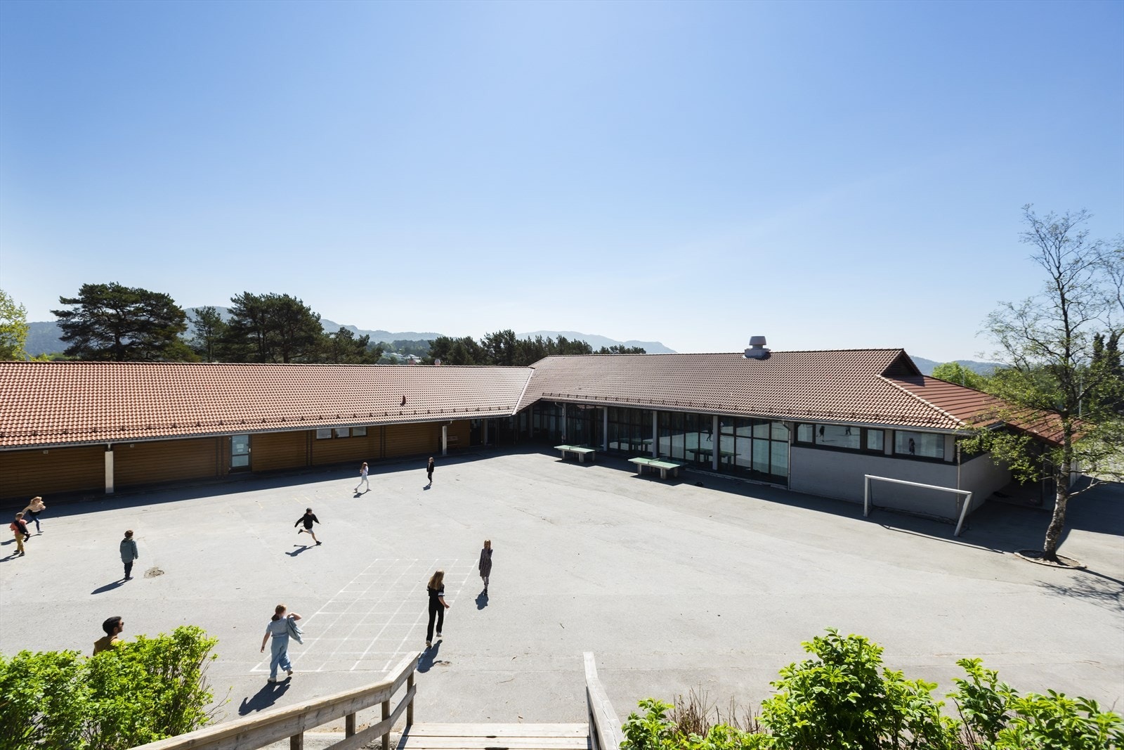 Kort gangavstand til skoler og flere barnehager, hvor Ulset barnehage og Haukedalen skole er de nærmeste Galleribilde