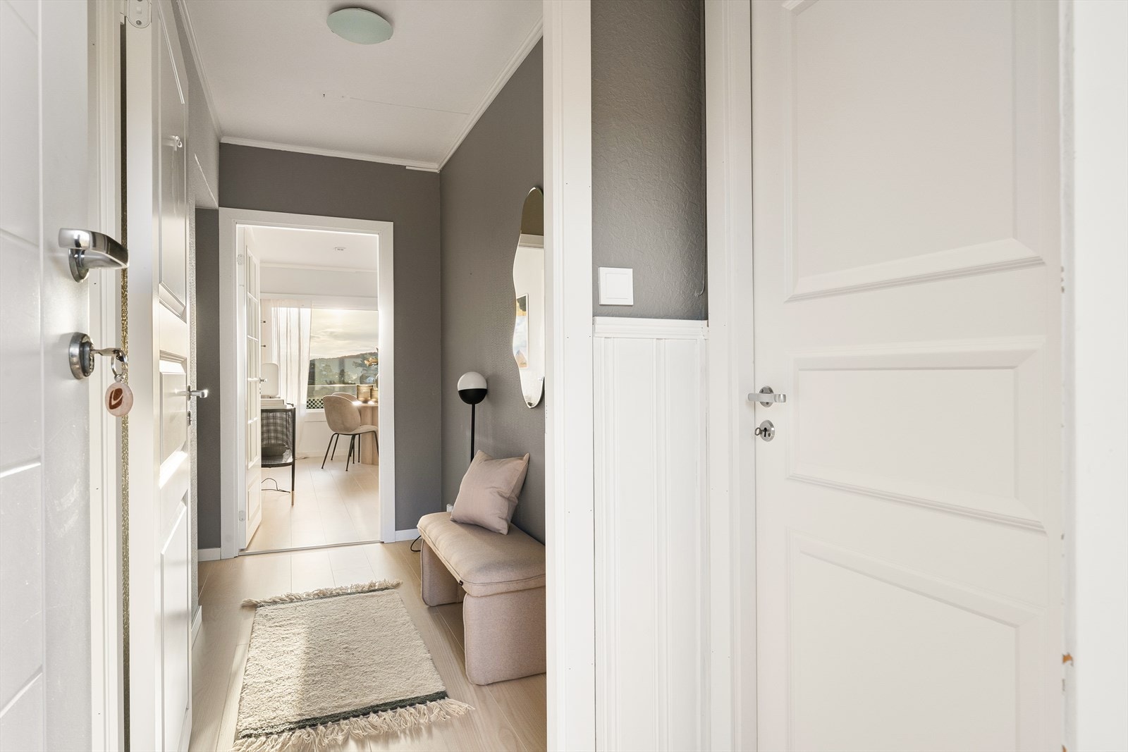 En hyggelig entre ønsker deg velkommen inn. Dørtelefon og heistilkomst. Galleribilde