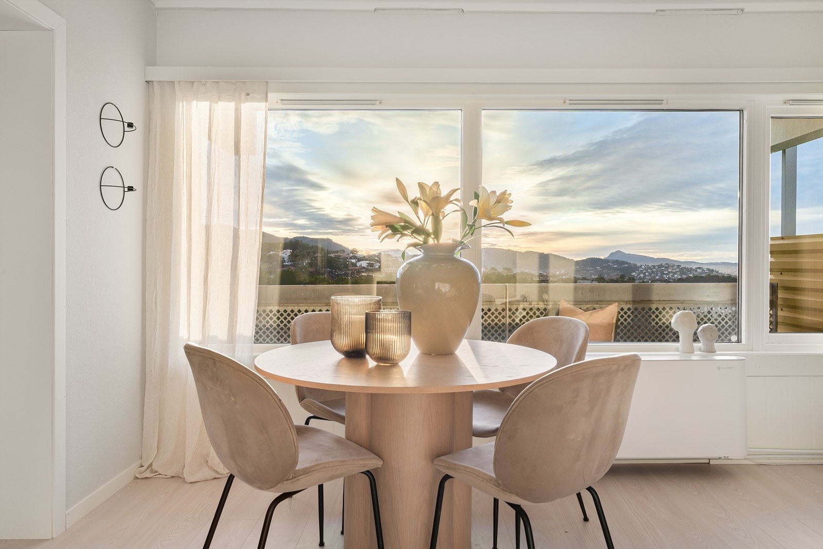 Store stuevinduer serverer en fantastisk utsikt og sørger for flotte lysforhold. Galleribilde