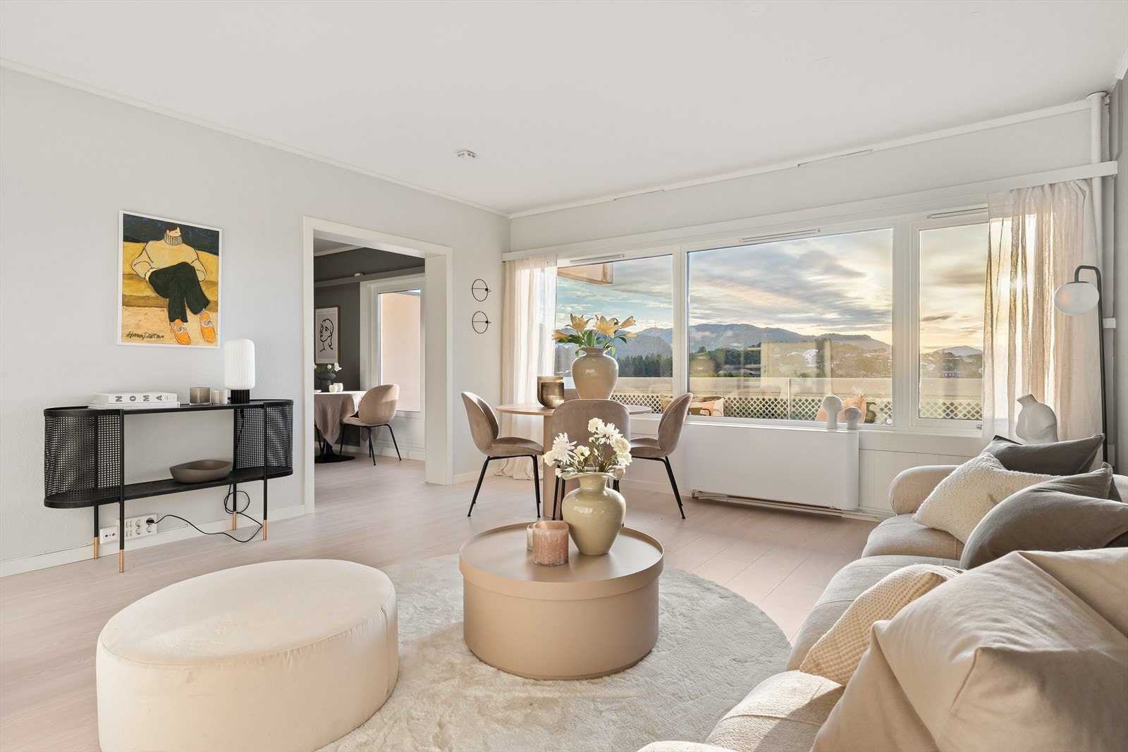 Her er god plass til både sofa- og spisegruppe Galleribilde