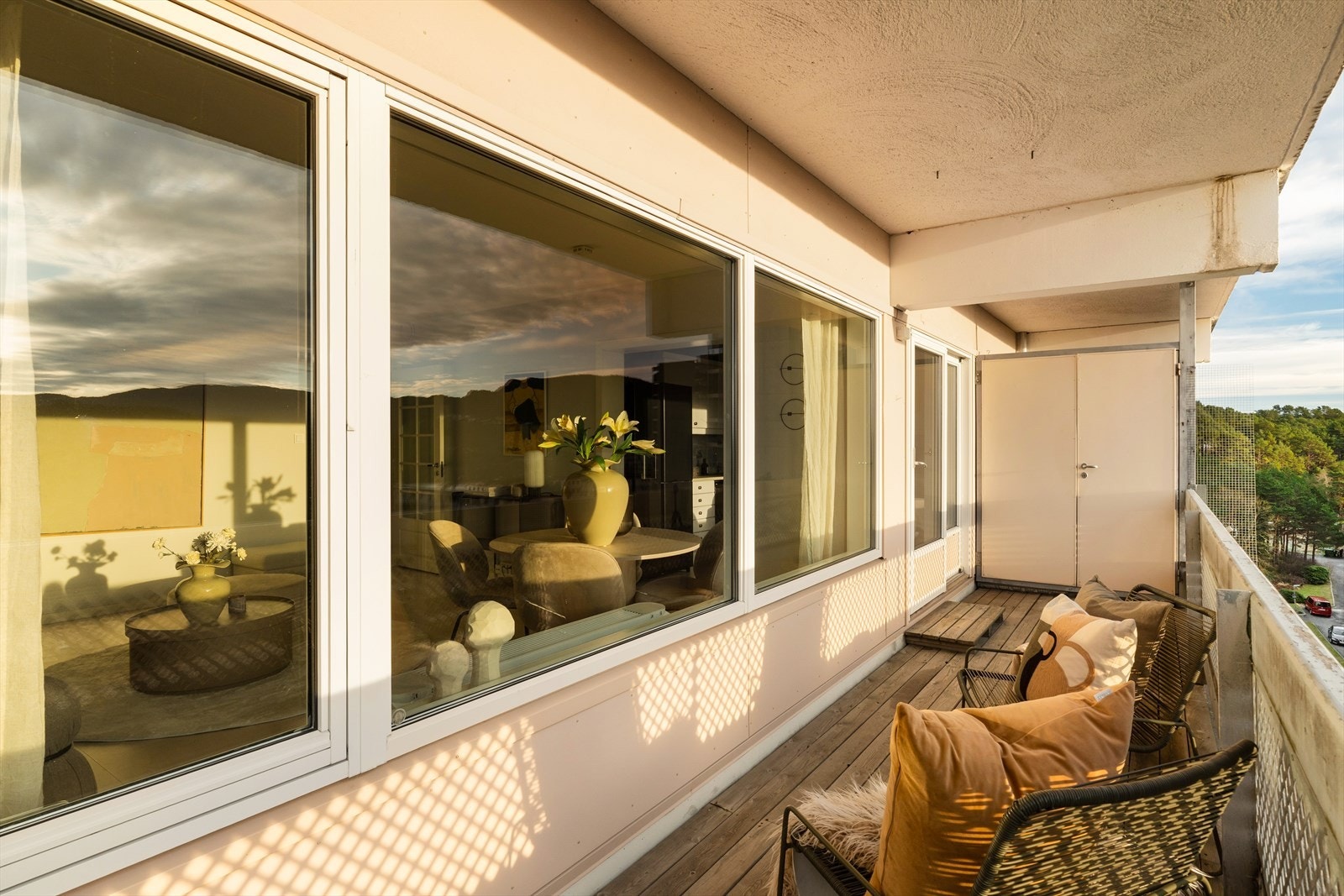 Fra altanen har du tilgang til en romslig bod som gir gode muligheter for både oppbevaring og tørking av klær. Galleribilde