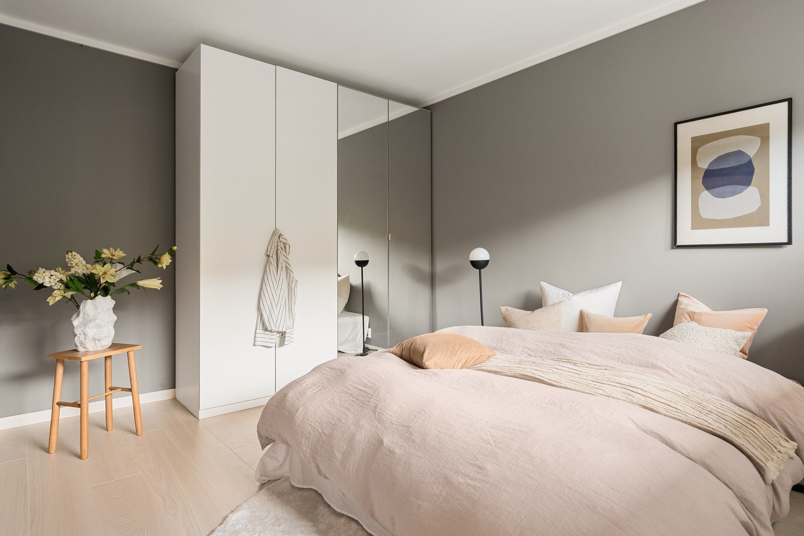 Stort hovedsoverom med behagelig gulvvarme og god plass til dobbeltseng, nattbord og øvrig møblement. Galleribilde