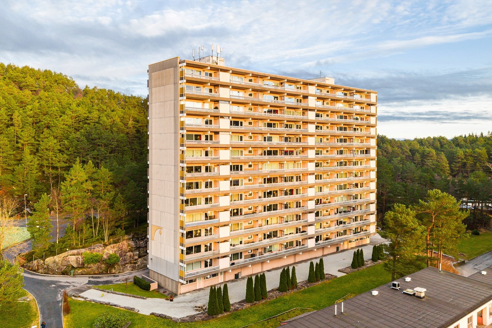 Leiligheten har en meget god og skjermet plassering på enden i 6. etg. uten gjennomgang i svalgang på baksiden Galleribilde
