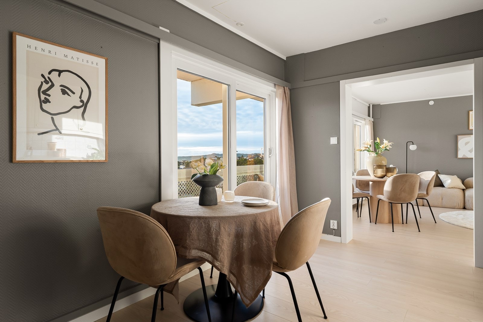 Det er plass til et lite kjøkkenbord, hvor frokosten kan nytes med vakker utsikt og sol. Galleribilde