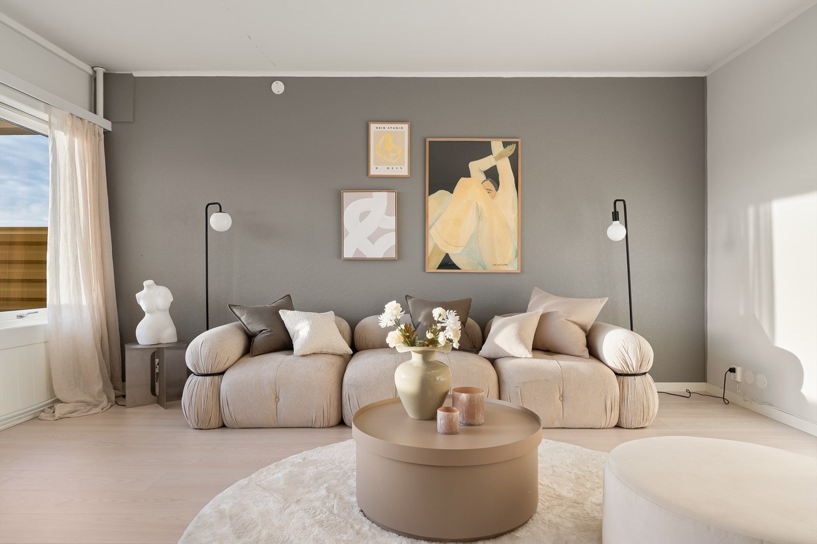 Stuen har flere vegger som åpner for smart møblering, perfekt for deg som liker å variere uttrykket Galleribilde