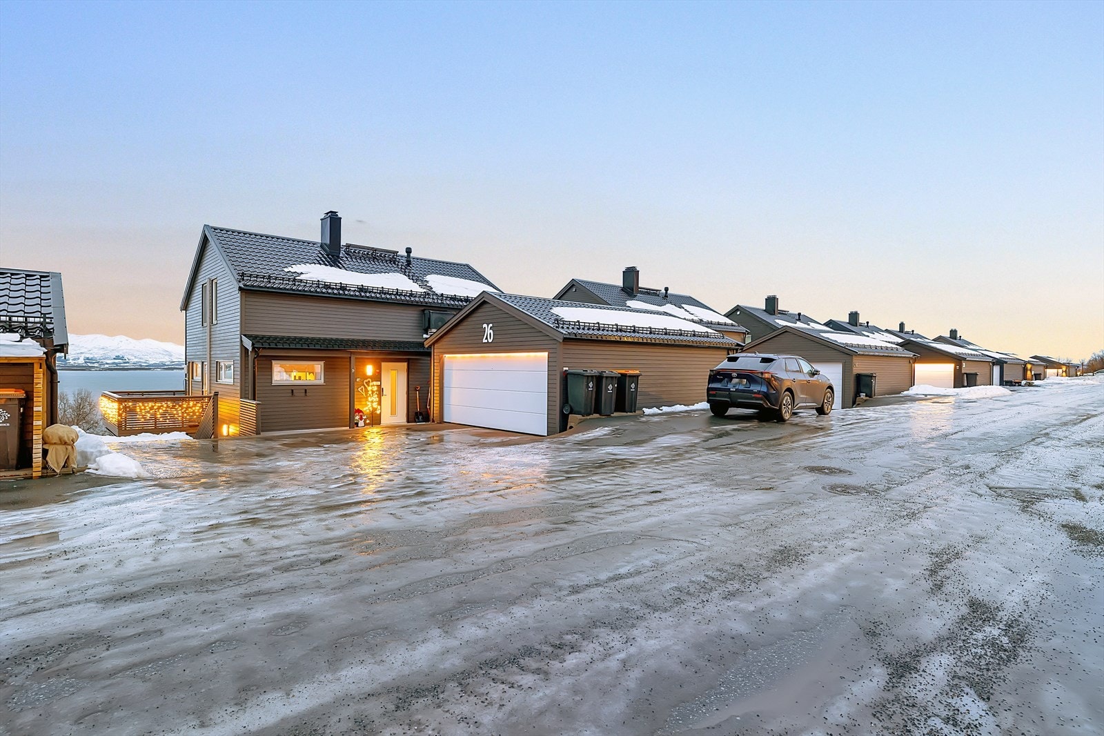 God utvendig parkering og enkel adkomst fra Storbakkvegen som er offentlig. Galleribilde