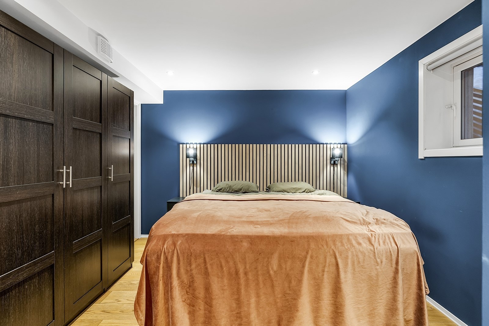 Hovedsoverom med god garderobe og fargevalg som setter et ekstra preg på boligen. Galleribilde