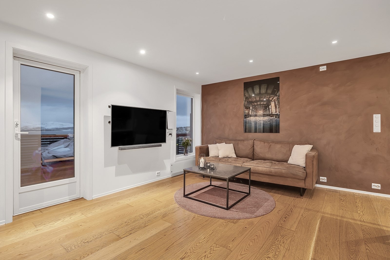 Utgang til vestvendt terrasse. Galleribilde