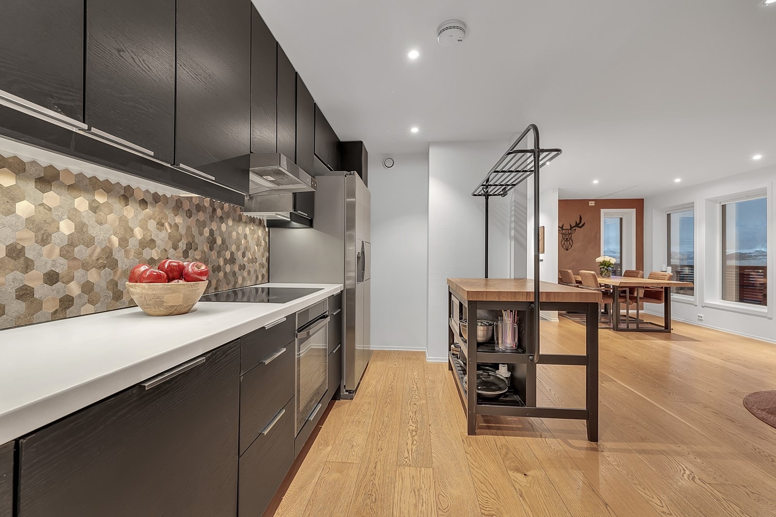 Integrert belysning i i himling i store deler av leiligheten. Galleribilde