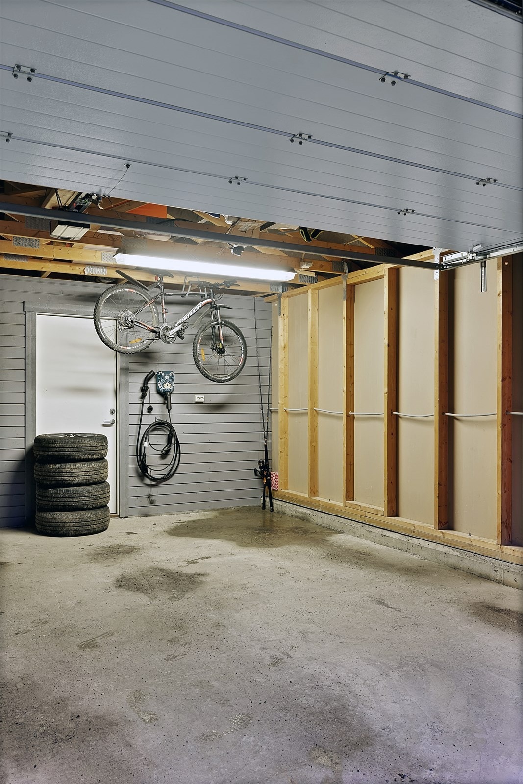 Halvpart av felles dobbelgarasje med den andre seksjonen i huset. Galleribilde