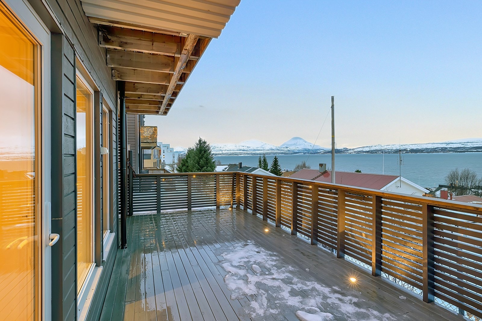 Nydelig utsikt og solforhold. Galleribilde