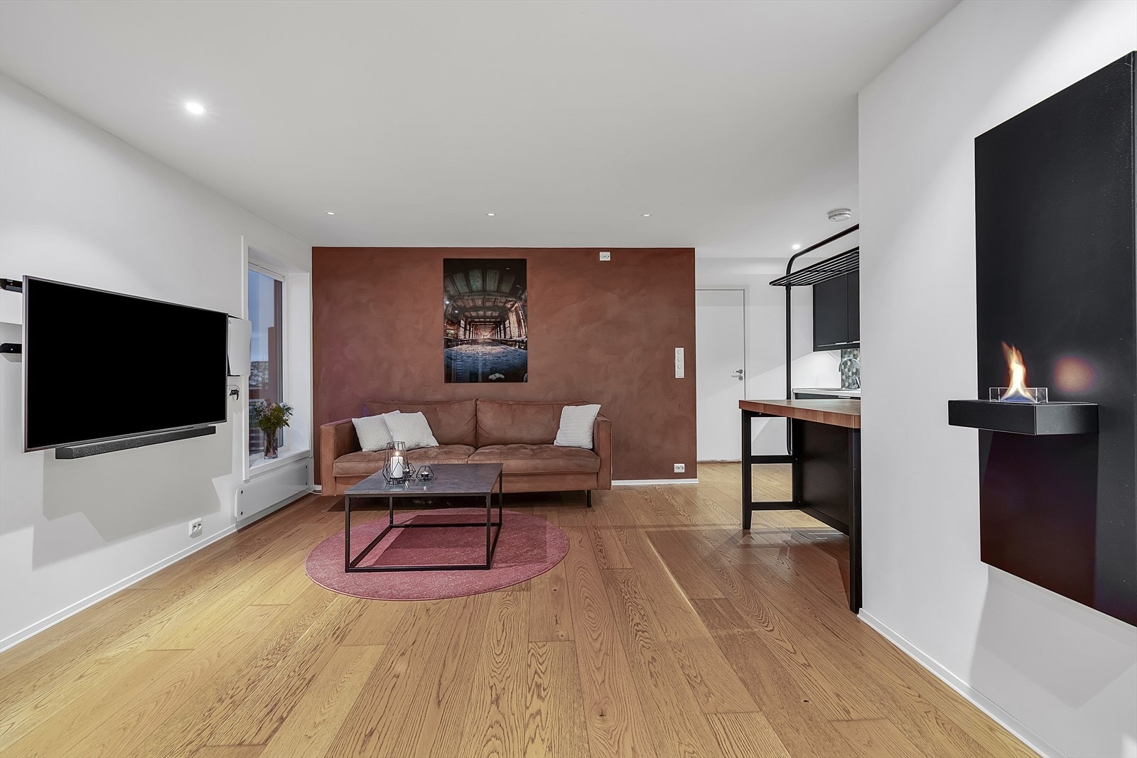 Romslig stue med flere møbleringsmuligheter. Galleribilde