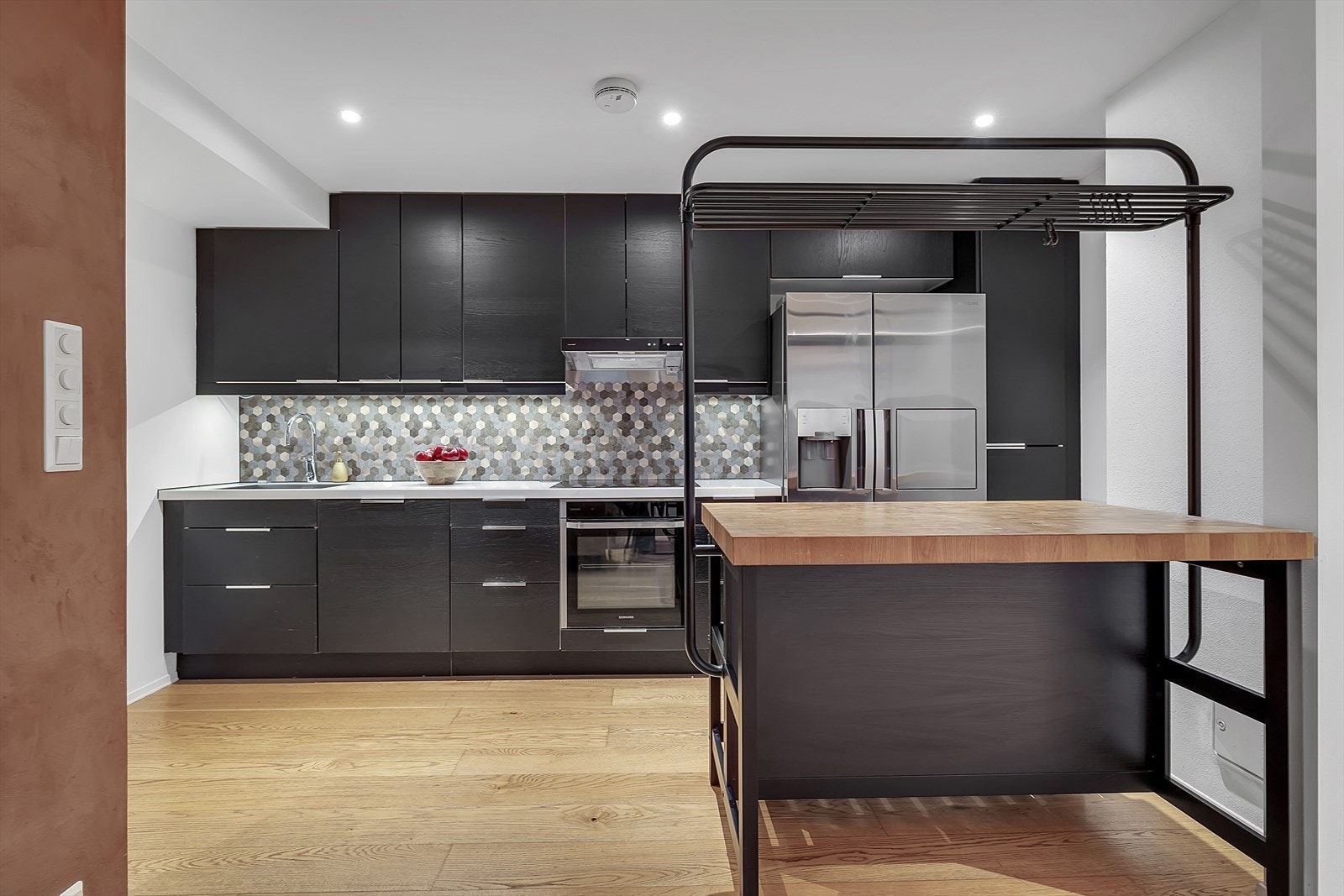 Moderne kjøkkenløsning åpent mot stuen. Kjøkkenøy kan medfølge dersom ønskelig. Romslig kjøl- frys skap medfølger. Galleribilde