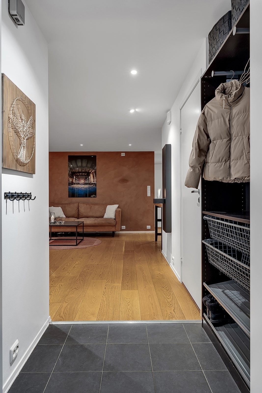 Praktisk garderobeløsning i entre. Flislagt gulv. Galleribilde