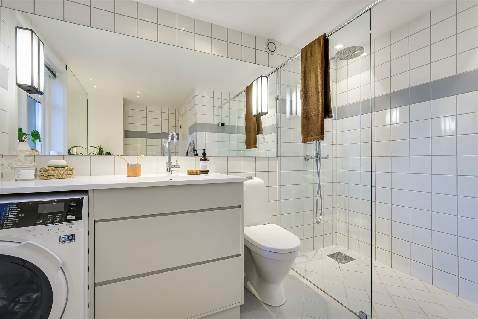 I 2018 ble badet modernisert med ny innredning og wc. Rommet har en stor og komfortabel dusj. Galleribilde