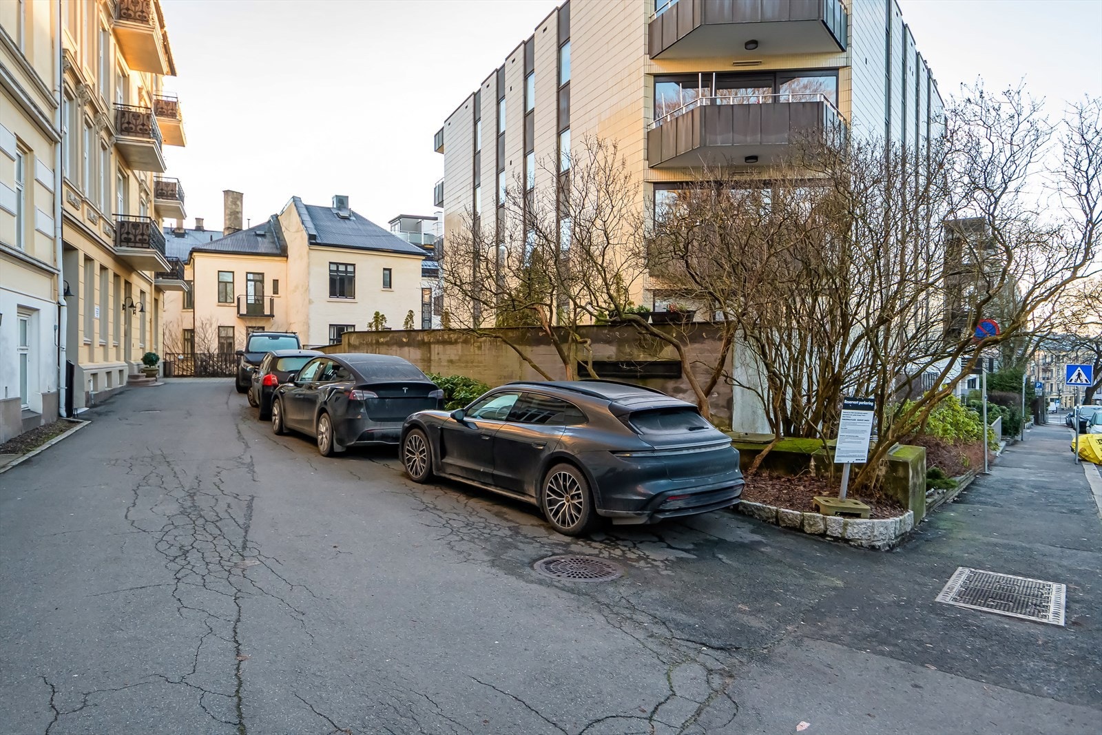Det medfølger en fast parkeringsplass(ytterste plassen) til leiligheten. Sameiet vurderer el-bil ladere. Dette skal tas opp på årsmøte 2026. Galleribilde
