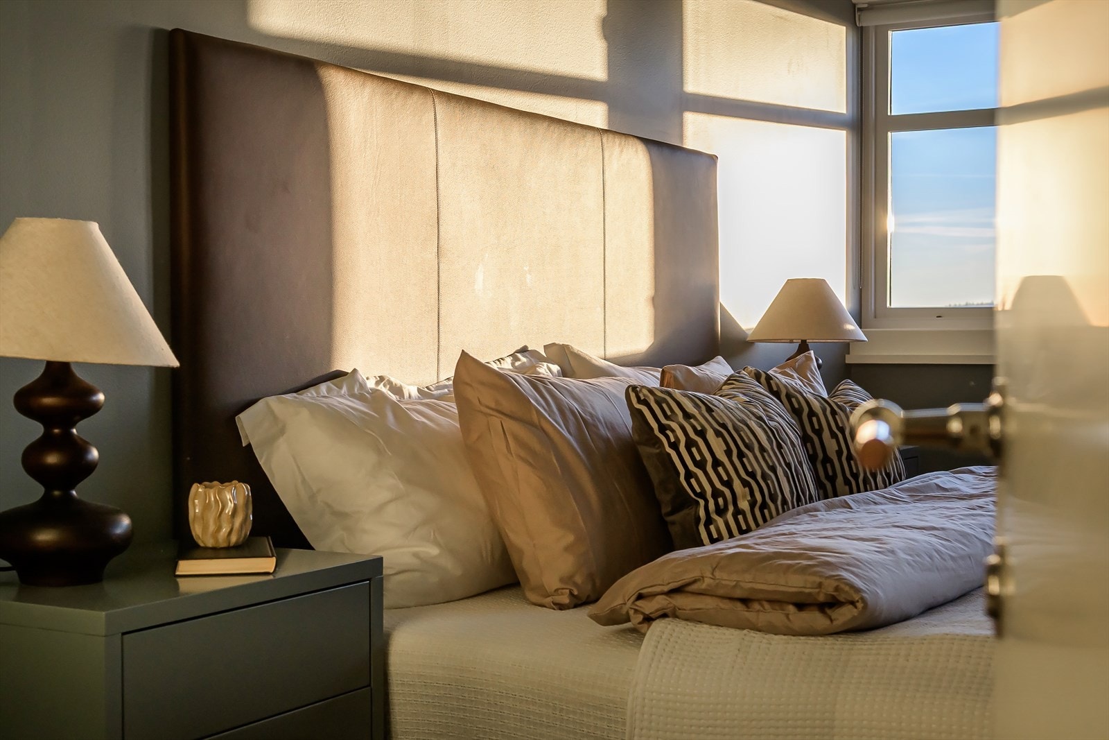 Velkommen inn til hovedsoverommet. Våkn opp med morgenkaffen og nyt utsikten over den flotte byen - en fredelig start på dagen. Galleribilde