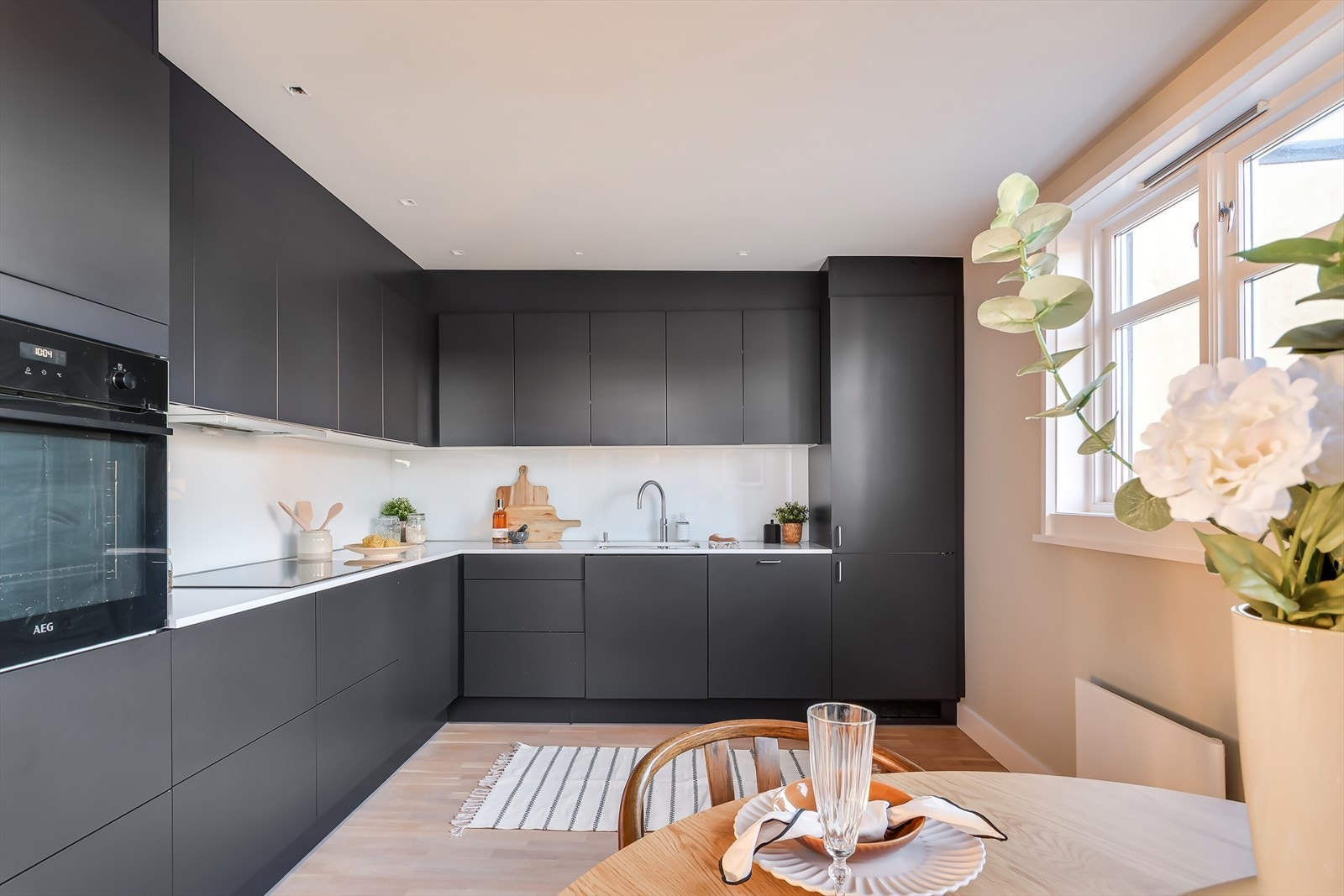 Moderne HTH-kjøkken fra 2018 med integrerte hvitevarer og rikelig skap- og benkplass. Galleribilde