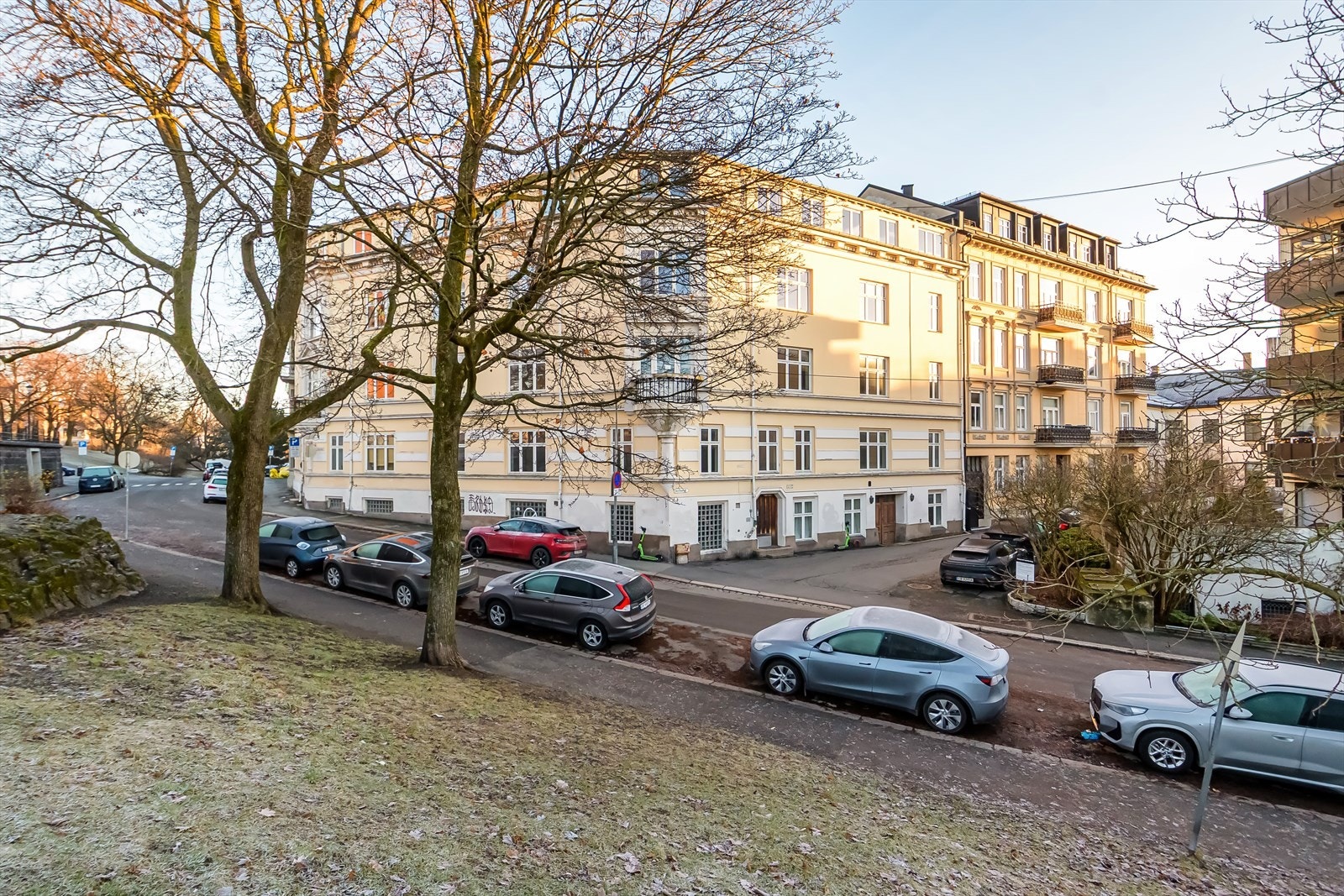 Leiligheten ligger i en representativ gård fra 1897. Loftsleiligheten ble utbygget i 1999. Galleribilde