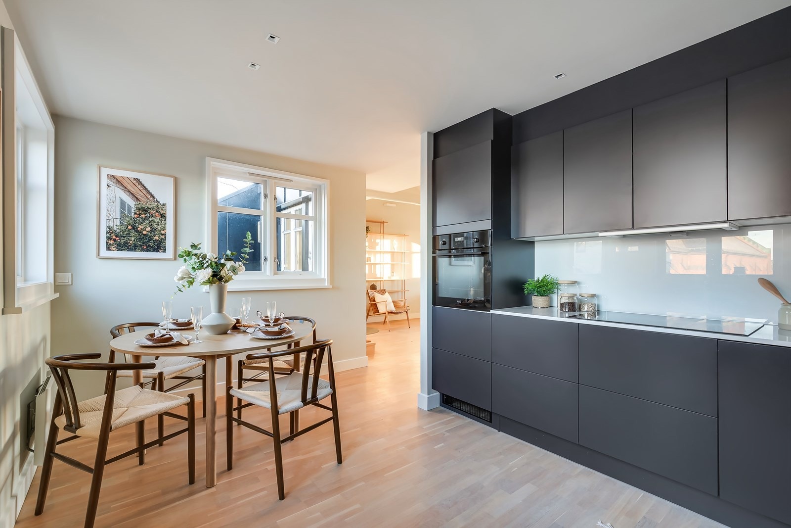 Et moderne kjøkken med åpen og innbydende sosial sone - perfekt for både matlaging og hyggelige samtaler rundt bordet. Galleribilde