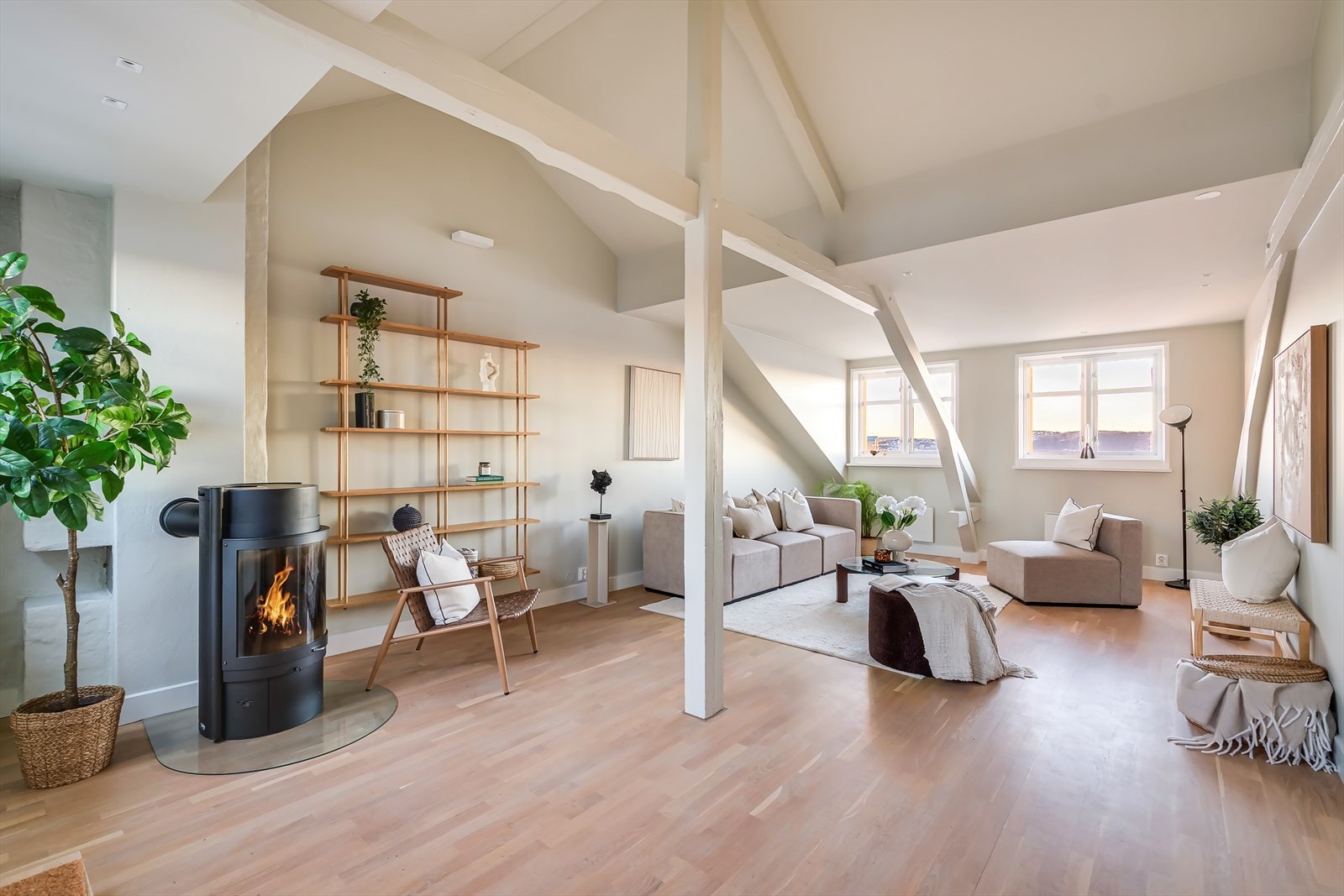 Stuen er svært romslig og preges av store vindusflater som slipper inn rikelig med naturlig lys. Den imponerende takhøyden på opptil 3,6 meter gir rommet en luftig atmosfære. Galleribilde