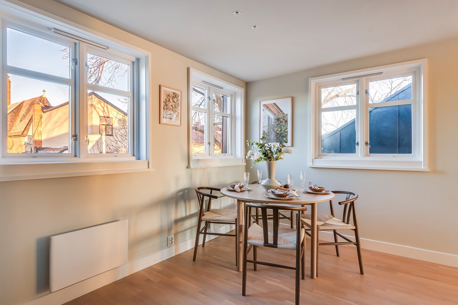 Lys og trivelig sitteplass på kjøkkenet med flott utsyn. Galleribilde