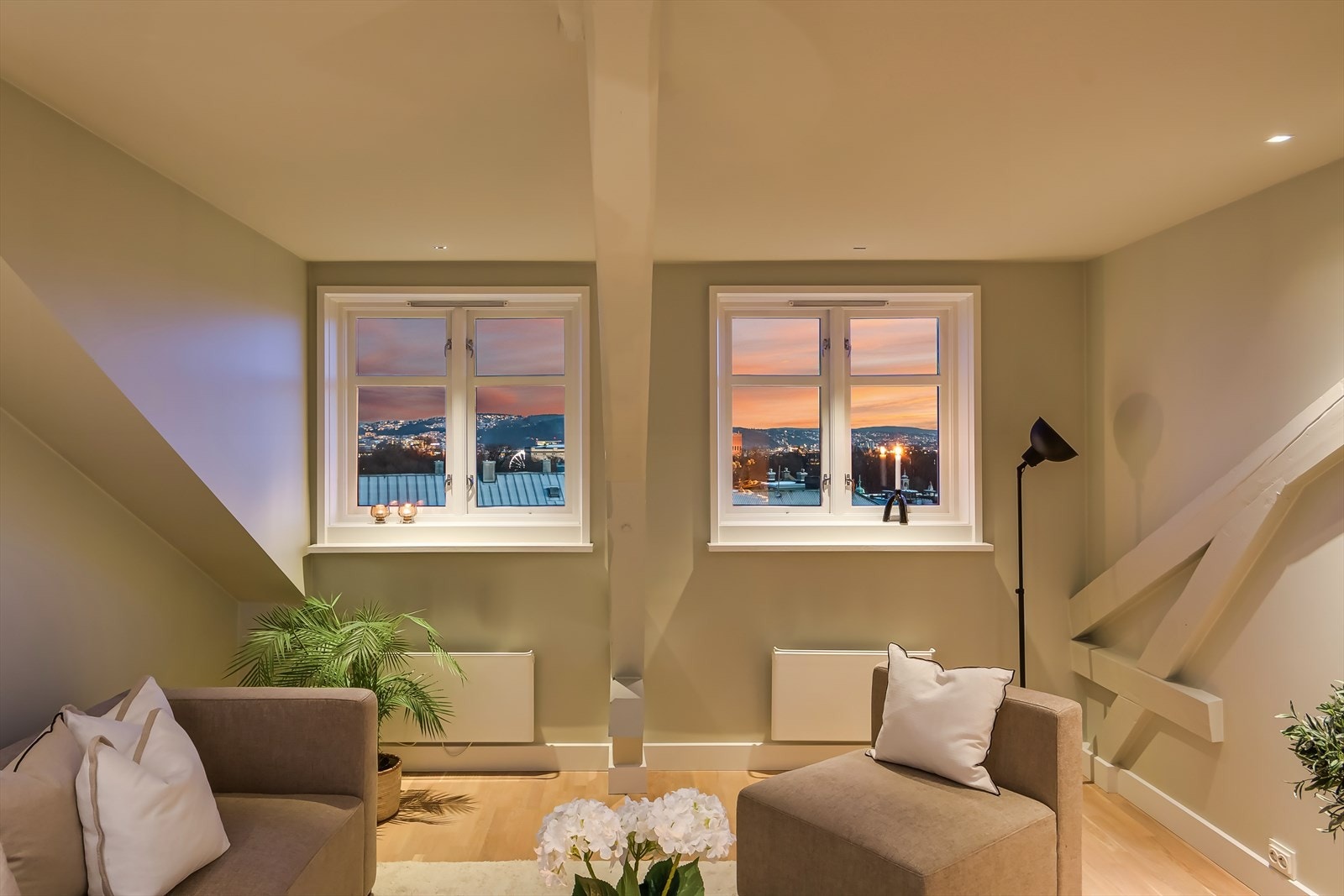 Gjennomgående leilighet med fantastiske lysforhold som gir en luftig og åpen atmosfære. Galleribilde