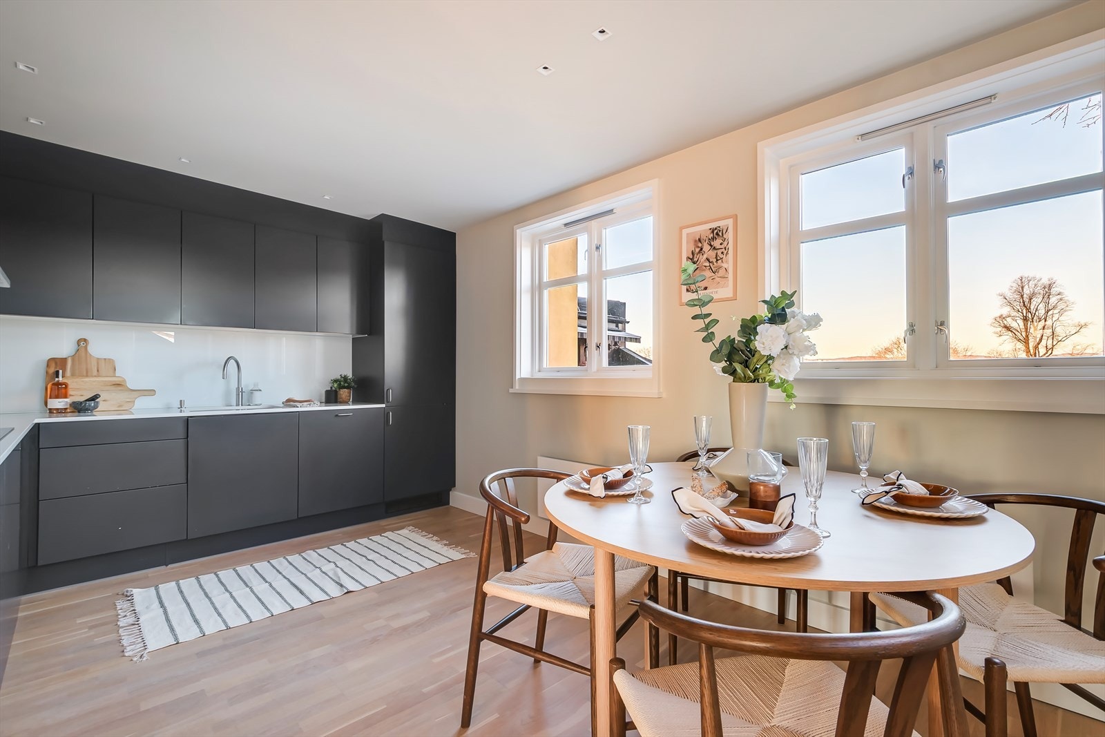 Moderne og stilrent kjøkken med god plass til spisebord - perfekt for sosiale stunder. Galleribilde