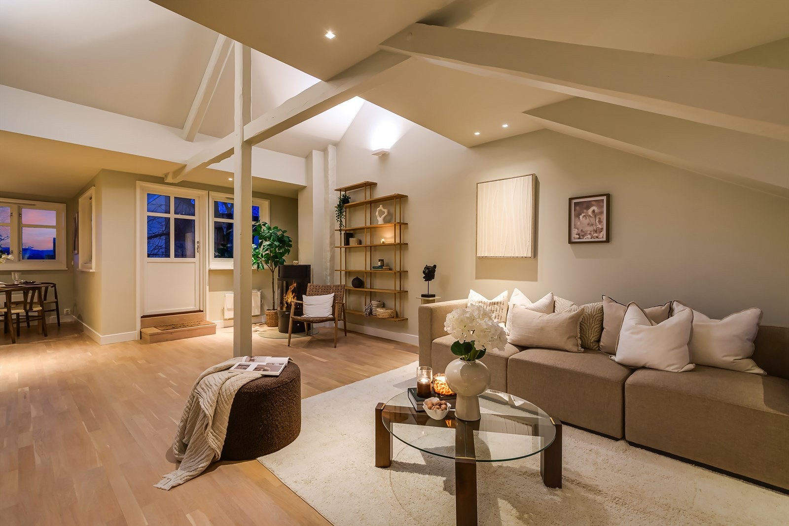 Stor og luftig stue med peis og store vinduer som gir flott utsikt og rikelig dagslys. Galleribilde