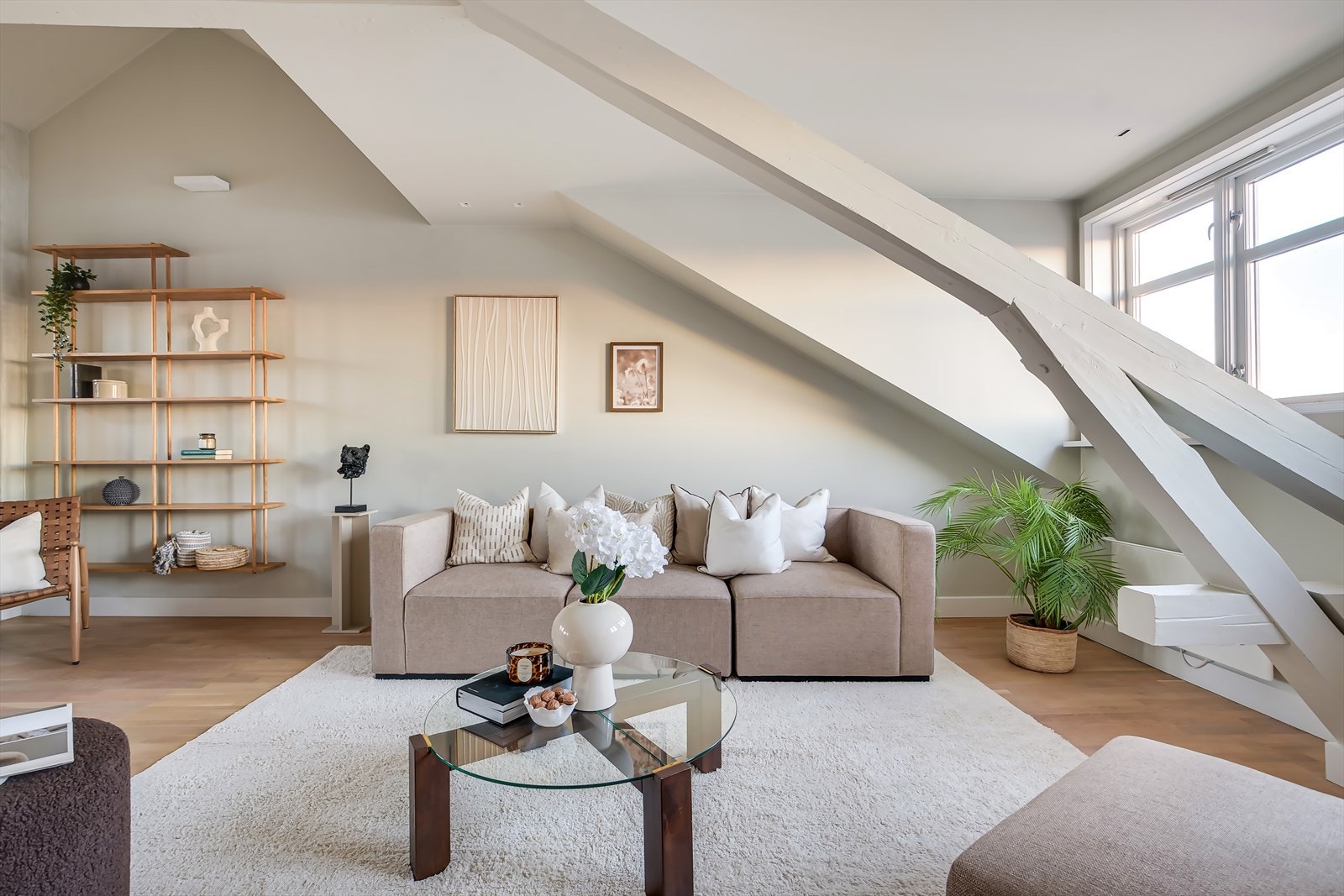 Stor stue med plass til komfortabel sofa for hele familien. Galleribilde