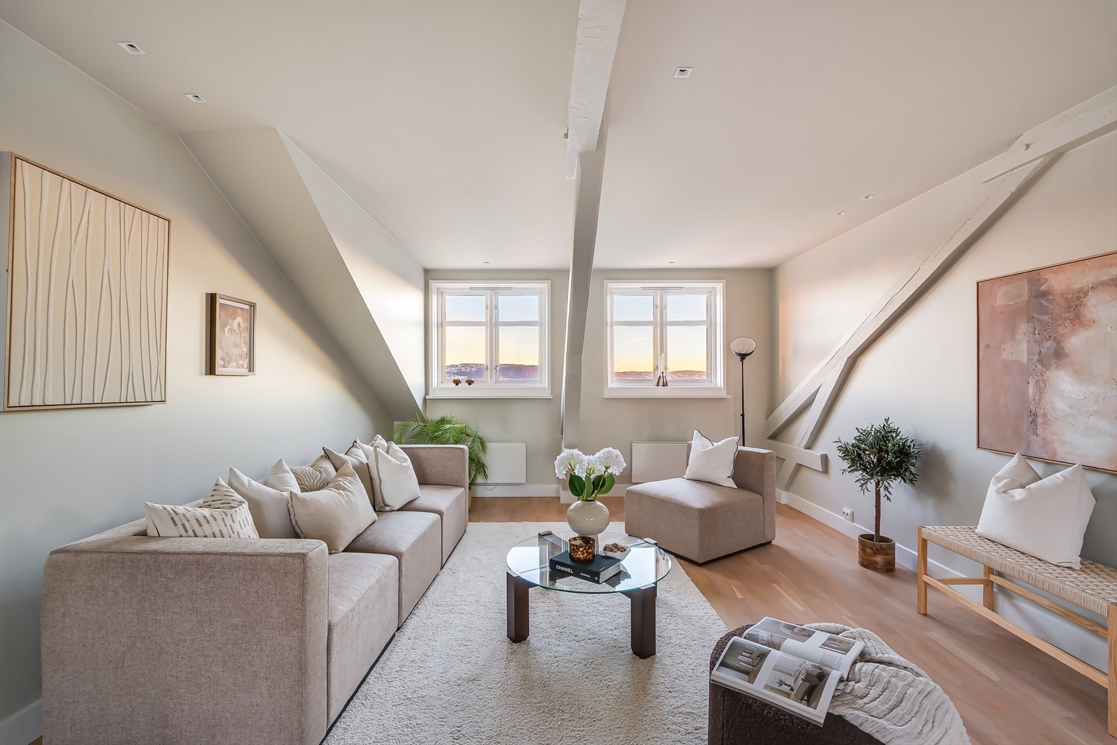 Leiligheten har en gjennomtenkt planløsning med romslige oppholdsrom og to soverom. Galleribilde