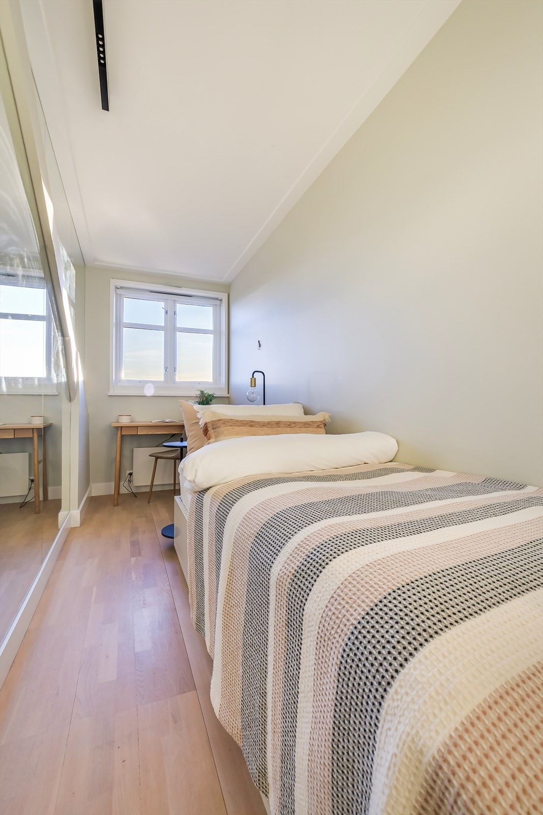 Leiligheten byr på to romslige soverom med plass til seng og tilhørende møbler. Begge rommene er utstyrt med rikelig garderobeplass for praktisk oppbevaring. Galleribilde