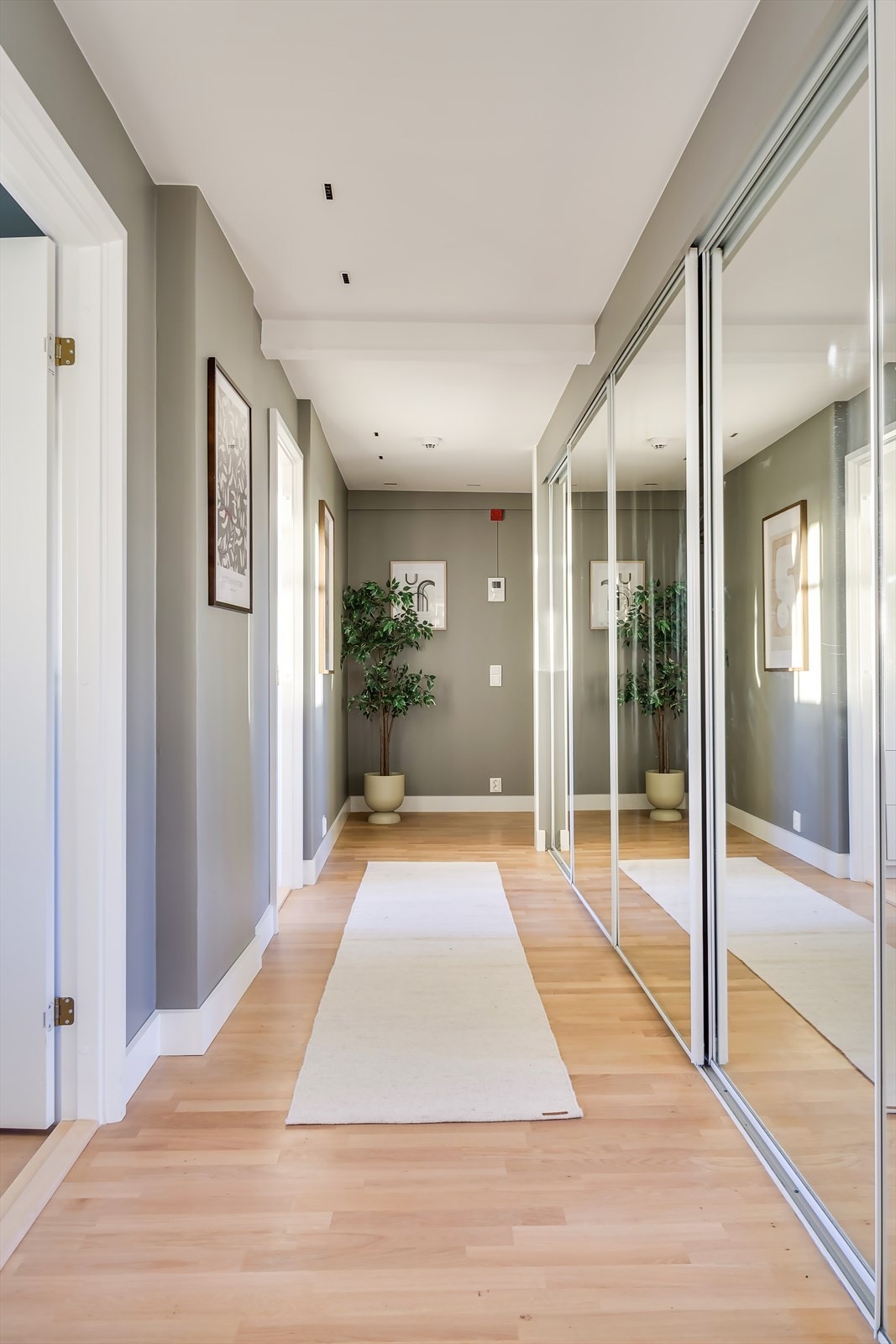 Velkommen inn. Store skyvedørsgarderober i entrè/gang som gir meget godt med lagringsplass. Galleribilde