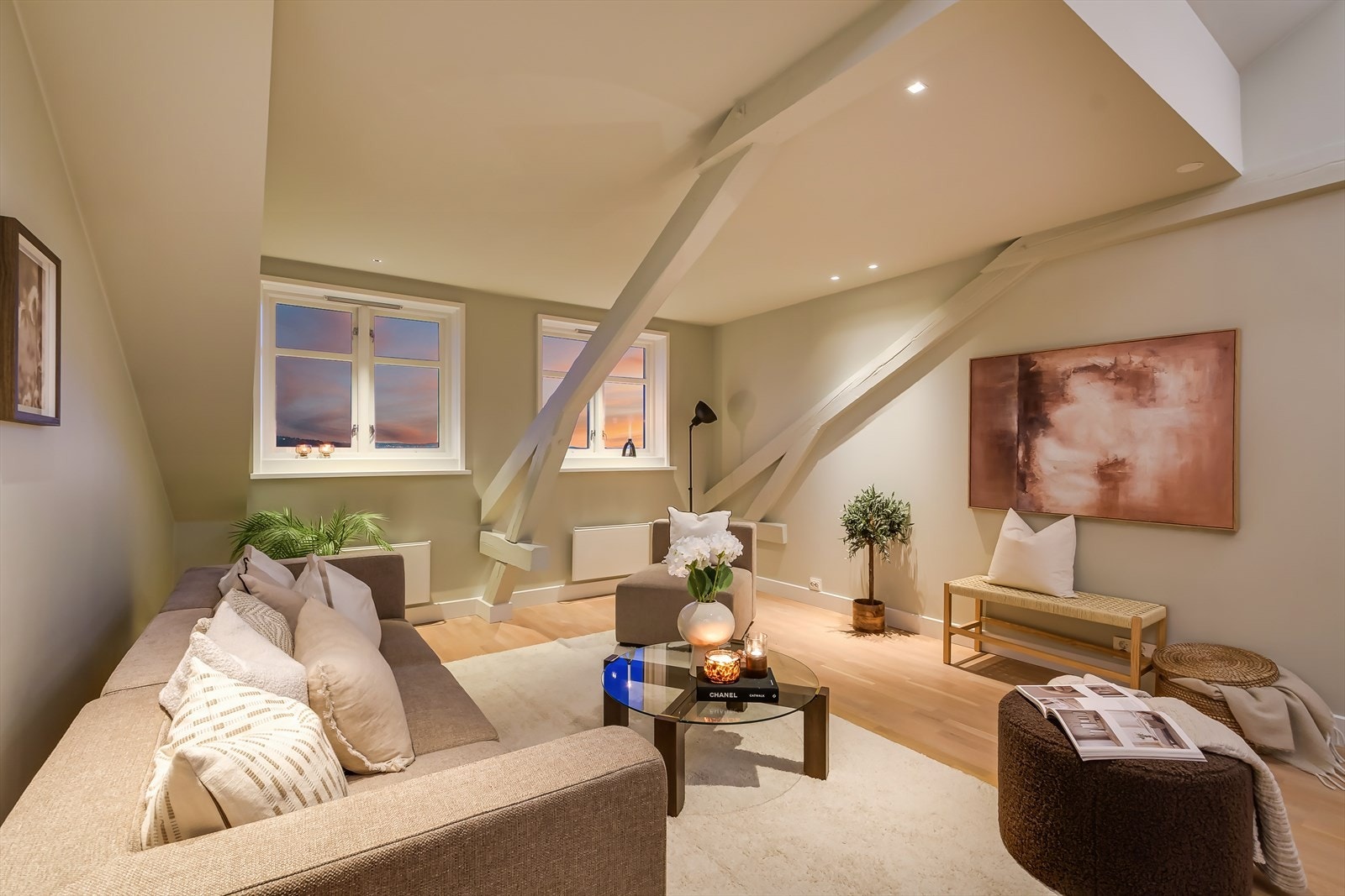 Oppholdsrommet har en romslig størrelse som gir mulighet for å skape flere soner. Galleribilde