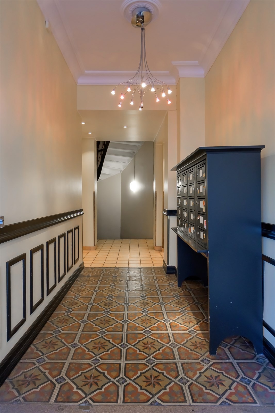 Herskapelig inngangsparti i gården. Leiligheten ligger i byggets 5.etasje og har heisadkomst til leilighetsplan. Galleribilde