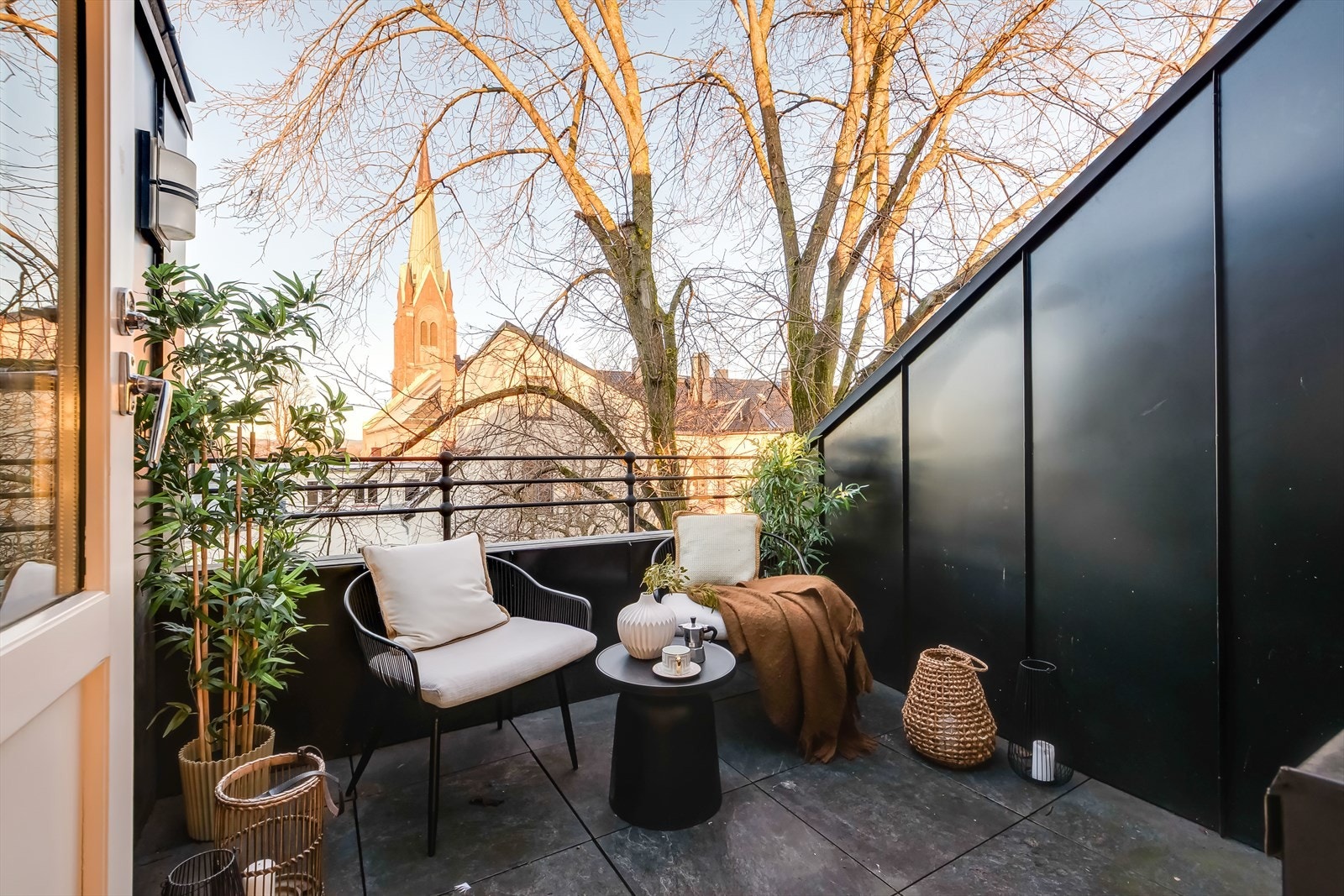 Skjermet takterrasse på ca. 8 kvm med svært gode solforhold. Galleribilde