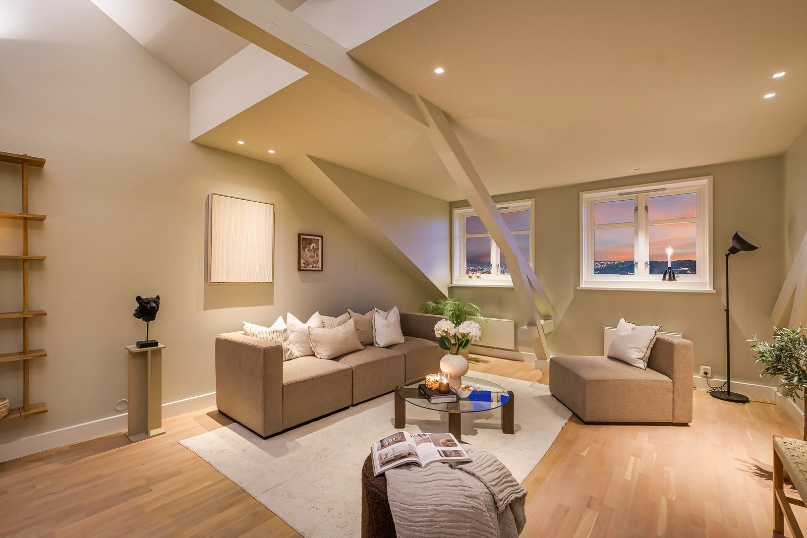 Overflateoppussing ble utført i 2018, med ny parkett som gir rommene et moderne og tidløst preg. Galleribilde