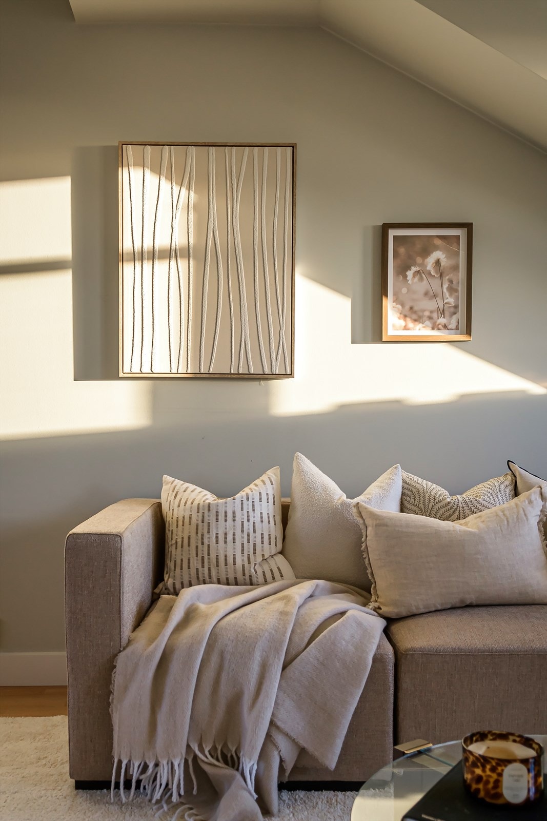 Profesjonell lysdesign er benyttet for å skape en behagelig atmosfære og stemningsfull belysning i leiligheten. Galleribilde