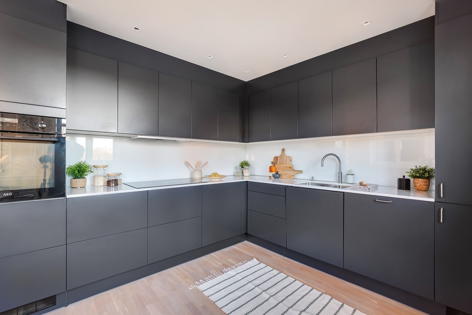 På kjøkkenet er det meget godt med både skap- og benkplass. Galleribilde