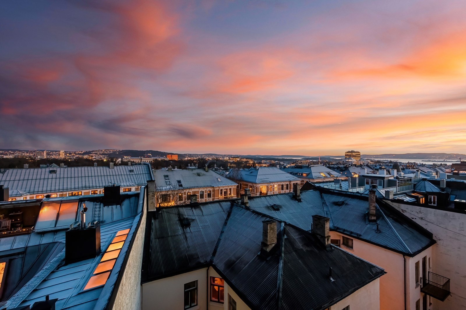 Eiendommen ligger tilbaketrukket til på et høydedrag med fantastisk utsikt over by og sjø. Ingen gjenboere. Galleribilde