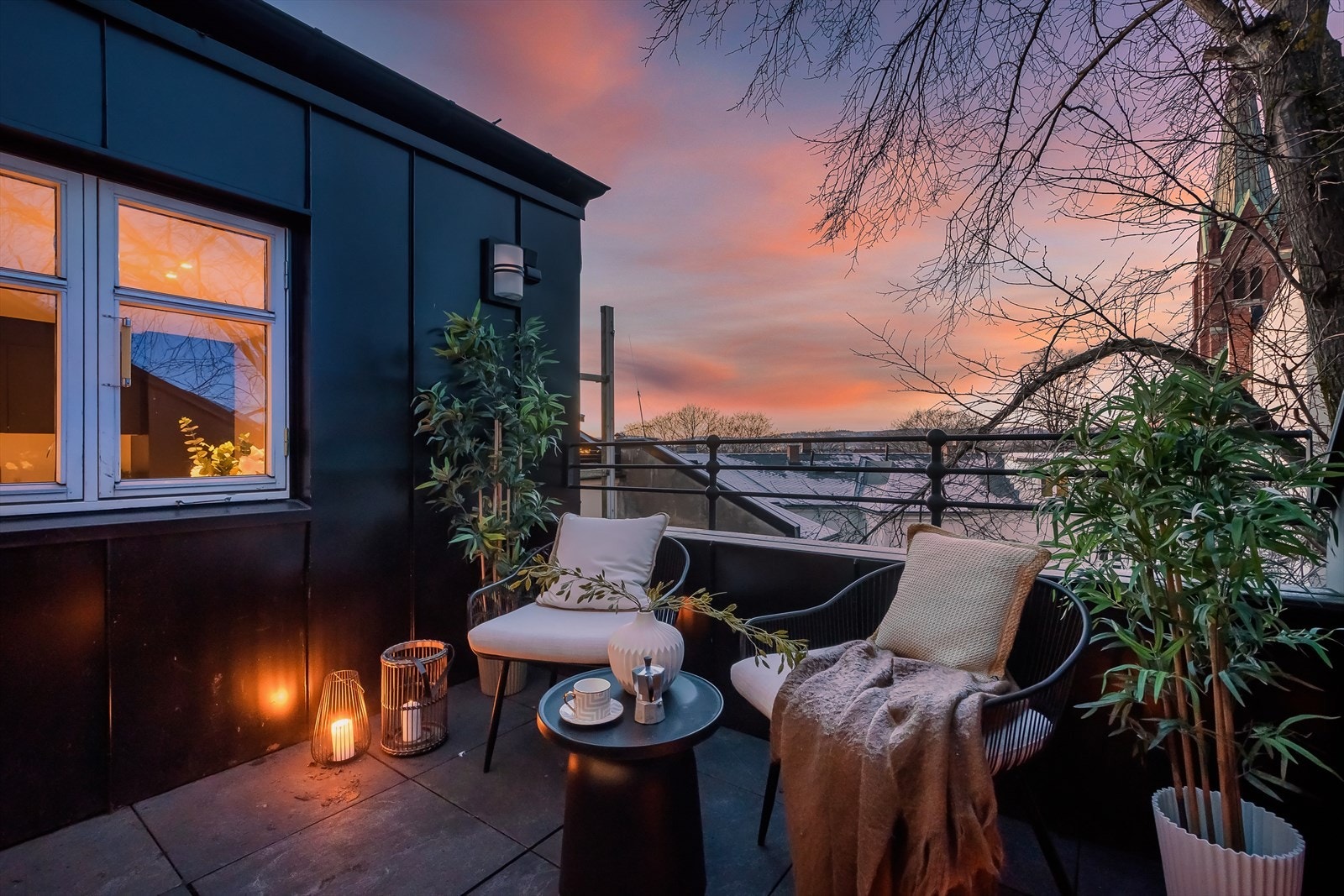 Takterrasse med rikelig sol og flott utsyn - perfekt for avslapning og hyggelige stunder. Galleribilde