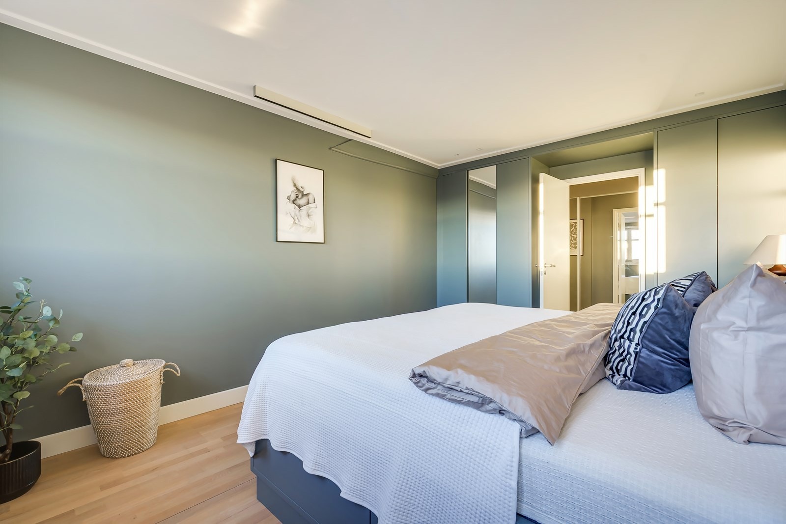 Soverom 1. Hovedsoverommet har smarte, plassbygde løsninger med skap og skuffer under sengen som gir rikelig lagringsplass. Galleribilde