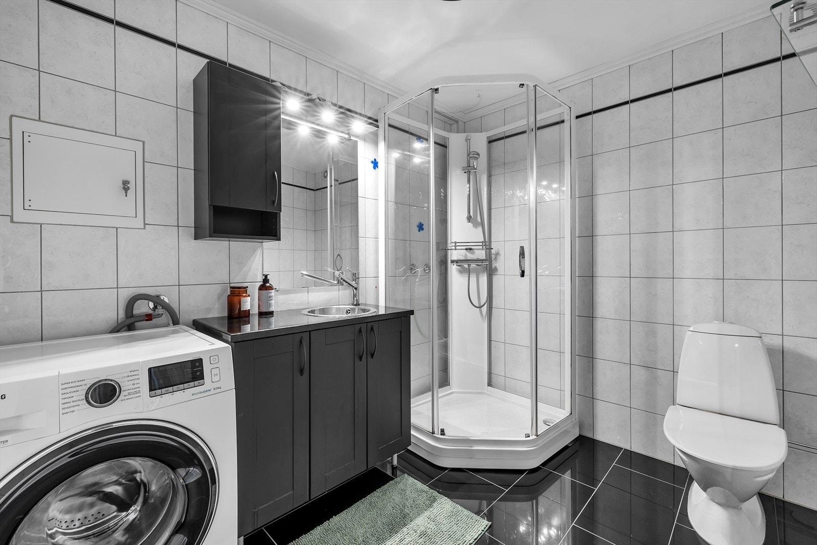 Lyst og romslig bad med plass til vaskemaskin. Galleribilde