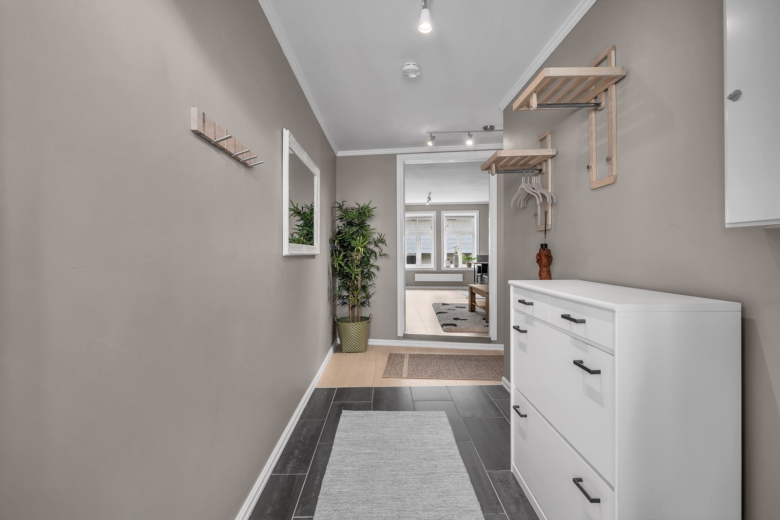 Entre med god plass til yttertøy. Galleribilde