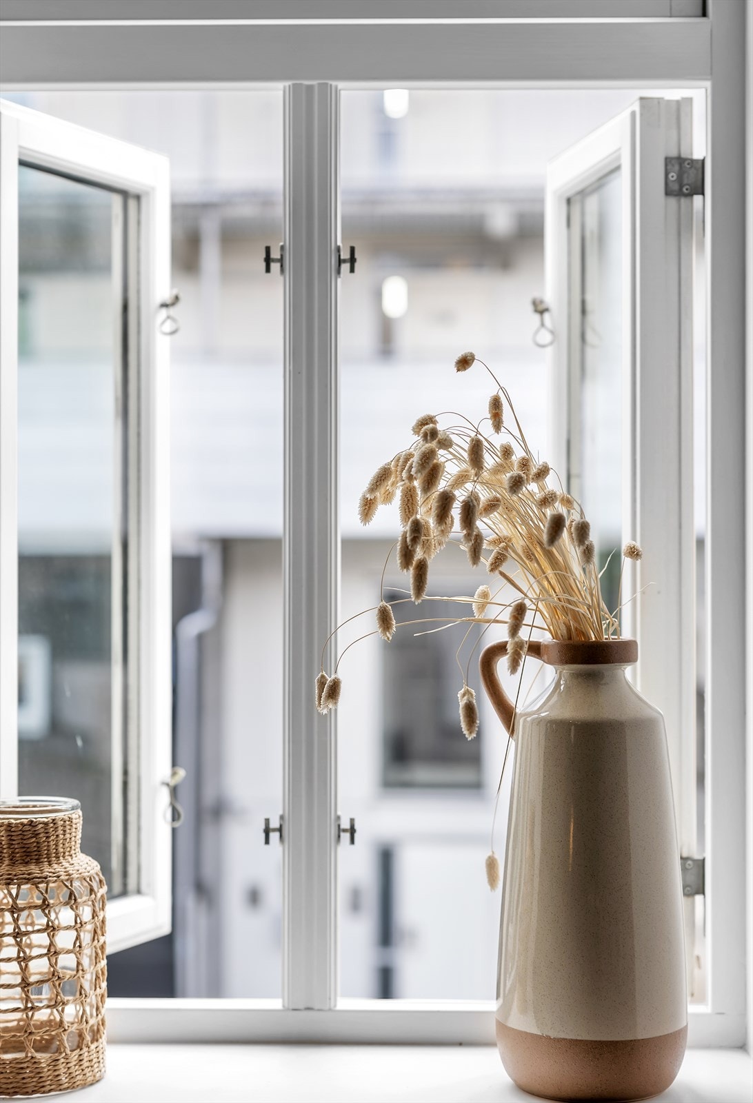 Dype vinduskarmer med plass til dekorasjoner. Galleribilde