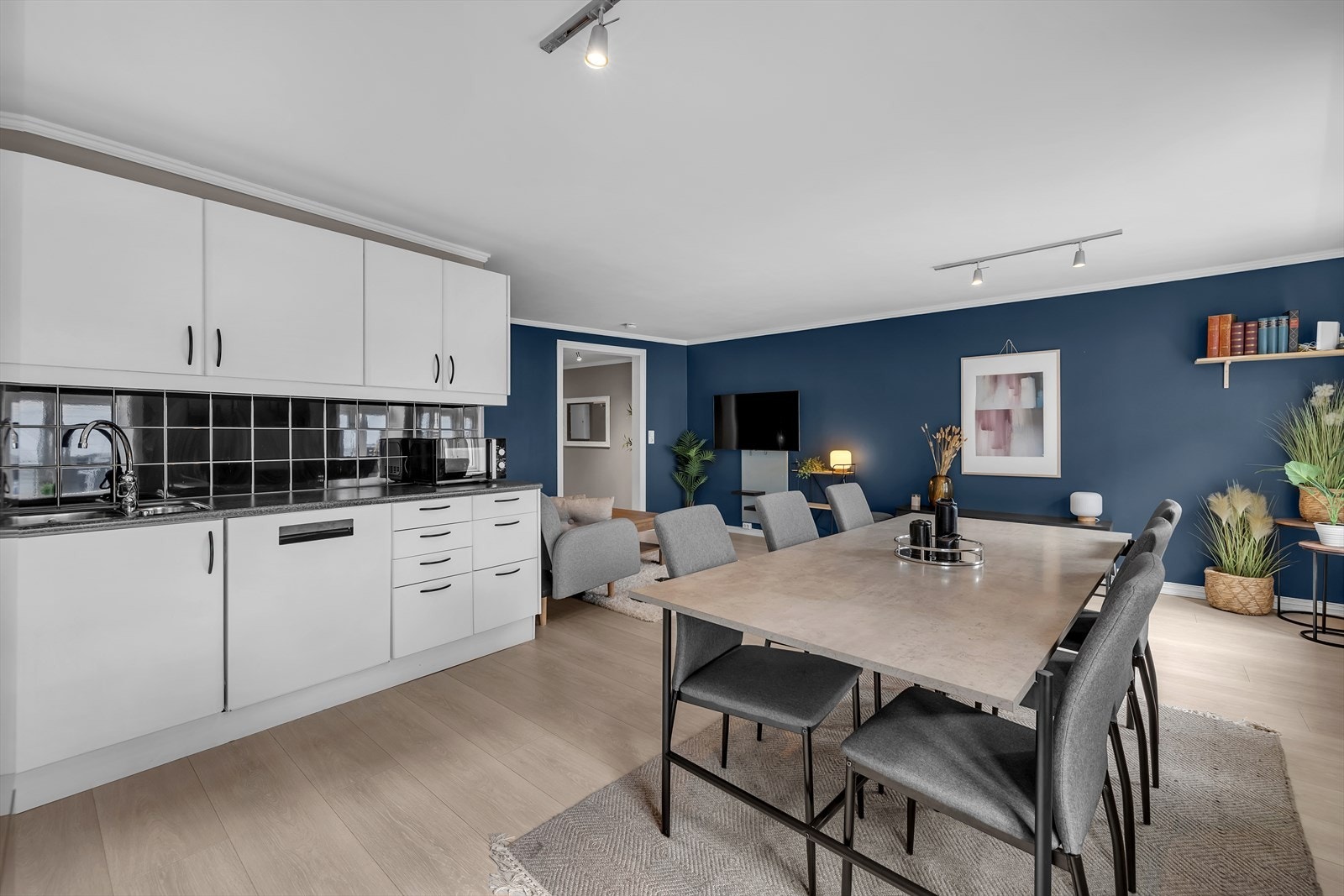 God plass til en større spisegruppe tilknyttet kjøkken. Galleribilde